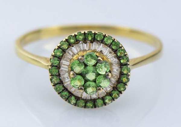 Magnífico anel decorado com esmeraldas e brilhantes baguetes. 750 e S (possivelmente Hstern) contras