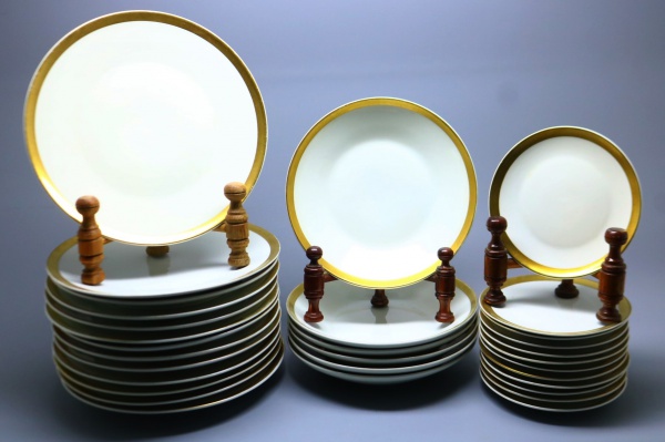 PORCELANA - Parte de jogo de jantar em porcelana branca com borda dourada, composto de: 13 pratos ra