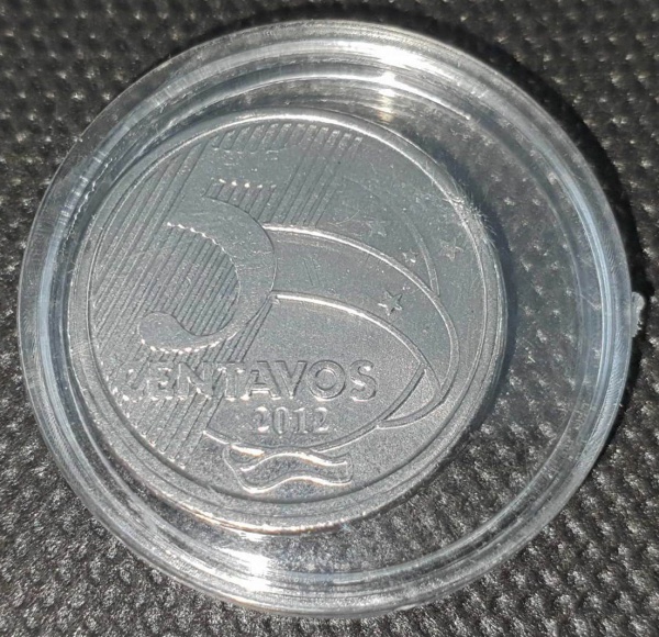Brasil, moeda de 50 centavos de real, anômala, tendo sido cunhada com 5 centavos sem o zero ao invés