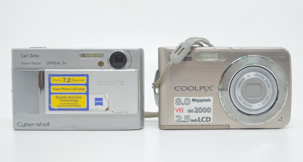 02 Câmeras fotográficas digitais sendo Nikon Coolpix e