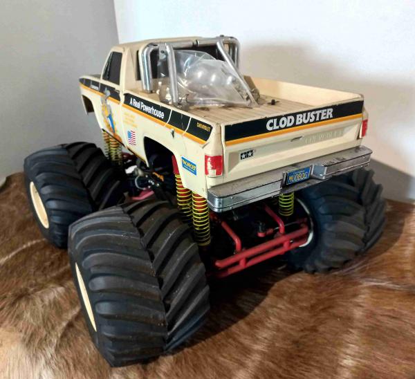 TAMIYA CLOD BUSTER 4X4 COM MOTOR- VINTAGE MONTADO-Necessita troca
