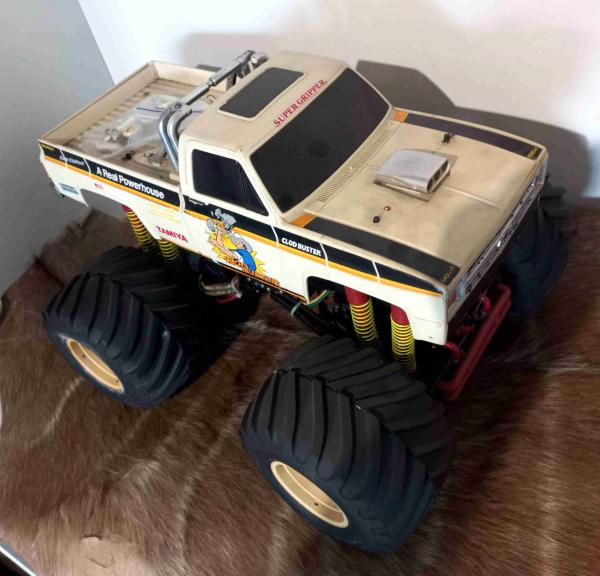 TAMIYA CLOD BUSTER 4X4 COM MOTOR- VINTAGE MONTADO-Necessita troca