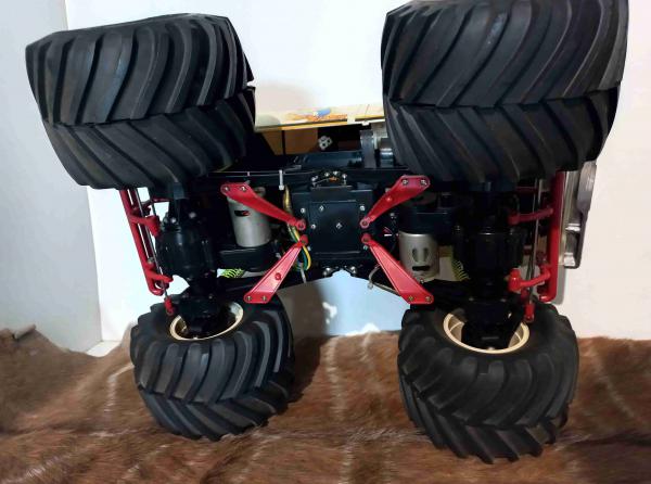 TAMIYA CLOD BUSTER 4X4 COM MOTOR- VINTAGE MONTADO-Necessita troca