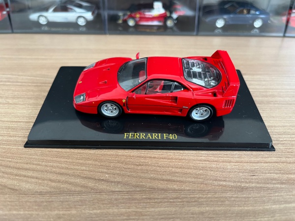Miniatura carrinho Ferrari F40. Coleção Ferrari Collection. Escala 1/43. Aprox. 10,5cm. Não acompanh