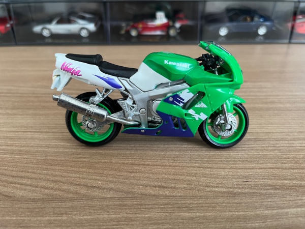 Miniatura Moto Kawasaki ZX9R. Escala 1/18, aprox. 11,5x