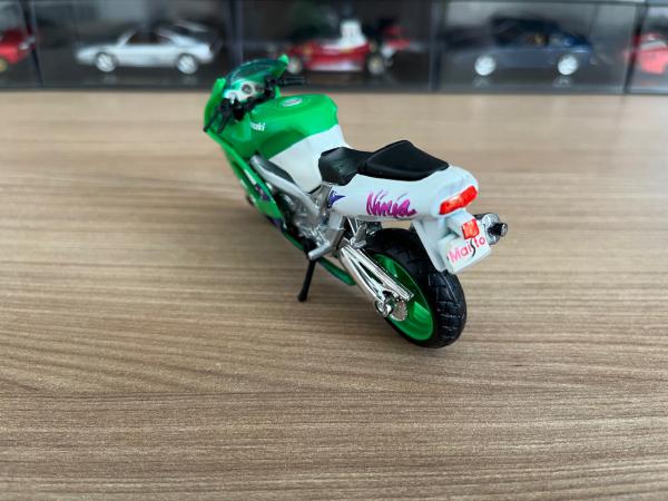 Miniatura Moto Kawasaki ZX9R. Escala 1/18, aprox. 11,5x