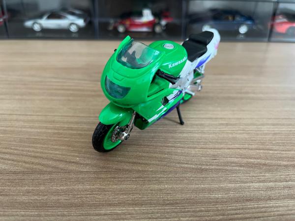 Miniatura Moto Kawasaki ZX9R. Escala 1/18, aprox. 11,5x