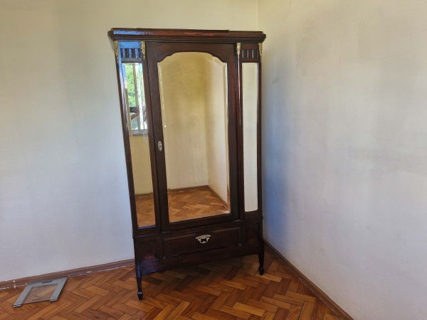Antigo guarda roupa em madeira de lei com as três porta com espelho bisotado em cristal. Medindo: 18