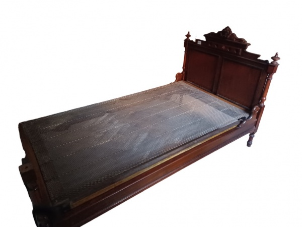 Belíssima cama em estilo império para viúvo, produzida em madeira de lei, medidas 197X112X112 cm, sé