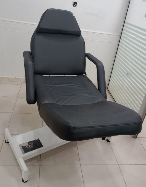 Cadeira para massagem e maquiagem ESTEK, hidráulica, giratória com ajuste no encosto e pés. No estad