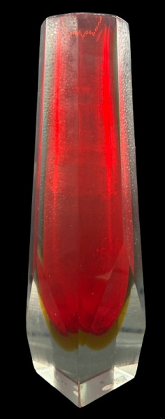 Belíssimo e pesado vaso em bloco de cristal facetado europeu vermelho e laranja. Altura: 30cm Compri