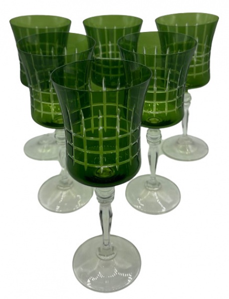 Seis taças em fino cristal doublé verde, haste com detalhe de esfera. Altura: 22cm Diâmetro: 8,8cm