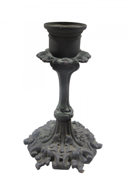 ABAJUR, Castiçal para 1 vela confeccionado em bronze, ricamente cinzelado por elementos vegetalistas, base em recortes com vazados, adaptado para abajur para 1 lâmpada, apresentando ausência de fiação, medindo 21cm. — ABAJUR