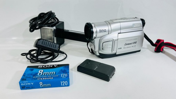 JVC - Filmadora modelo GR-AXM250U Camcorder. A lente está aparentemente apenas suja. Acompanha fita
