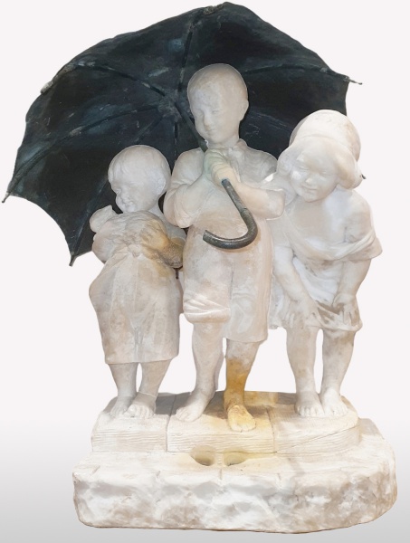 Belíssima e imponente escultura italiana em alabastro, déc. 20/30 representando "Crianças com gu