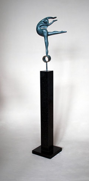 Adélio Sarro, Espaço Livre - Escultura em Bronze - base Metálica medindo 160 x 10 x 10 cm , Assina