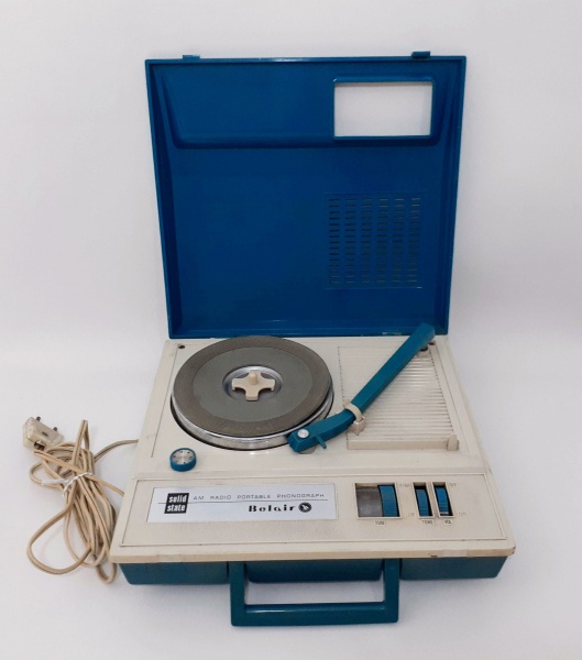 Rara Vitrola -Marca Belair com Rádio AM - Anos 70- Rádio Funcionando sem Demais Testes no Estado