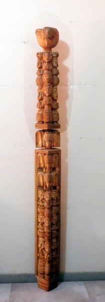 Cornélio - 1935 - Escultura em madeira, medindo 197x20x17cm - 33390