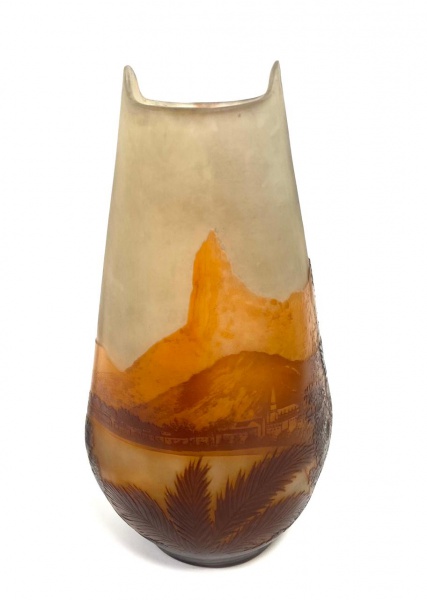 EMILE GALLÉ - Rio de Janeiro - Vaso piriforme em "cameo glass" de tonalidades âmbar e salmão
