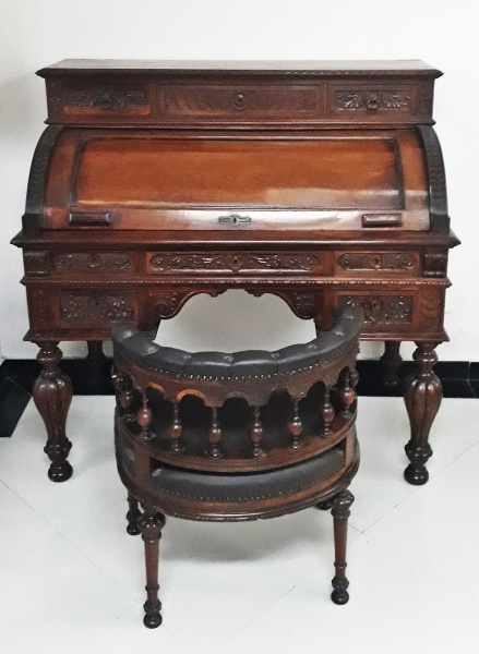 AM000, Importante Escrivaninha com poltrona, em cedro, estilo xerife, inicio do século XX, em perfei