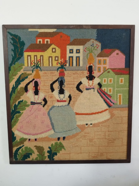 Belo quadro com tecido, representando três mulheres. Medindo 66x73 cm. Apresenta marcas do tempo. AT