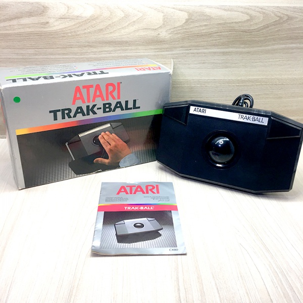 Atari Trak Ball funcionando com manual e caixa no estado, podendo conter avarias devido aos vícios d