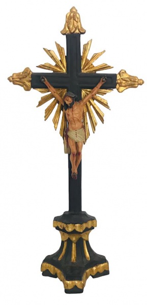 MINAS SÉC XX - Antigo crucifixo em madeira patinada com detalhes em vibrante ouro. Minas meados séc