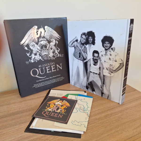 Box livro capa dura Queen 40 anos com prefácio de Brian May & Roger Taylor, excelente estado de cons