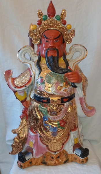 CHINA - Escultura do Deus da riqueza e fortuna em porcelana esmaltada, rica em detalhes. Dimensões: