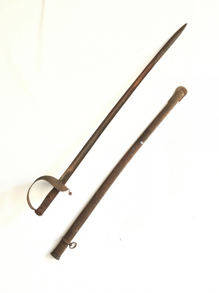 Antiga espada Brasil República com sinais de ferrugem. Dimensões: 100 cm / 1,5 kg.