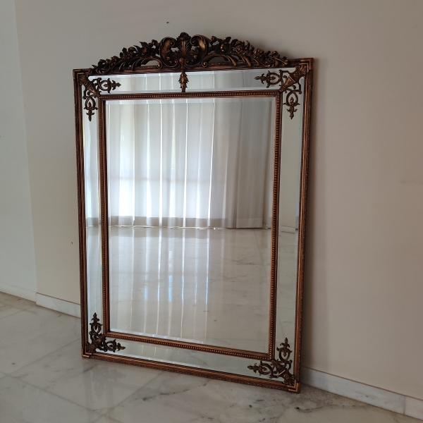 RVS031 Grande espelho em vidro bisotado e moldura em madeira com douração. Mede 1.36m x 1.93m de alt