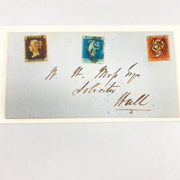 FILATELIA - Conjunto com 3 selos, sendo: Penny Black; Blue; e Rose. O rose está colado em carta. Em