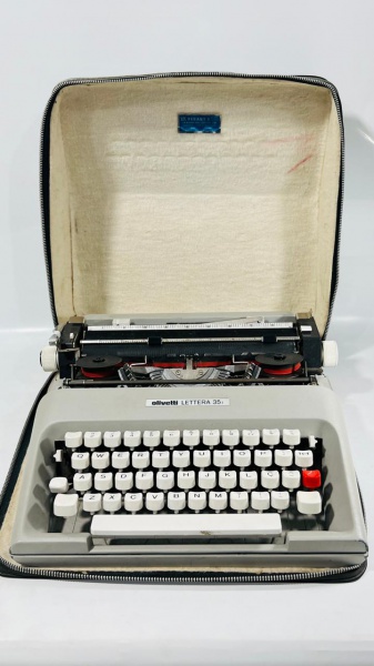OLIVETTI - Máquina de escrever mecânica modelo Lettera 35 tom cinza. Teclas em bom estado, apresenta