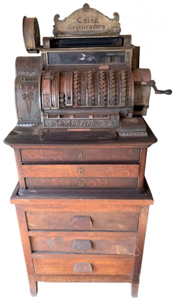 Antiquíssima e rara máquina Registradora da marca NATIONAL, feita em bronze trabalhado e gavetas em