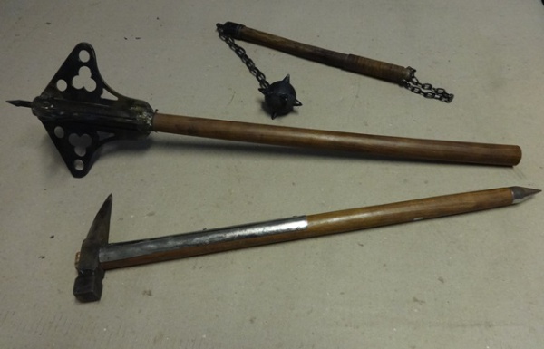 Tres Armas Medievais Em Ferro Fundido E Cabo Em Madeira