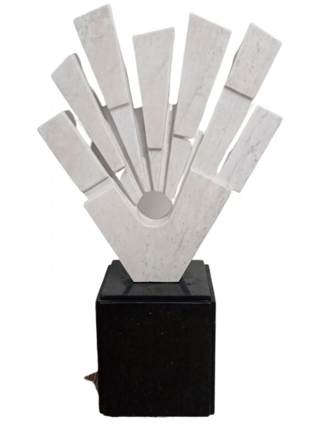 Bruno Giorgi, Arrebol - Escultura em Mármore, med. H 53 cm x L 47 x P 8 cm (com base H 79 cm x L