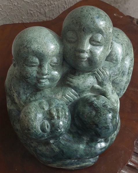 AGENOR - Escultura em Pedra sabão representando Família, 20 cm de altura x 30 cm x 25 cm, peça assin