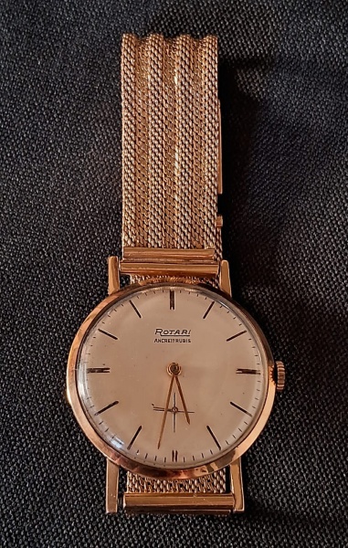 RELÓGIO ROTARY- Um lindo e antigo relógio de ouro 750, da marca ROTARY, medindo 33mm de diâmetro, pu
