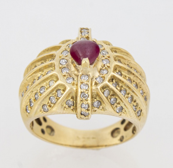 Magnifico, grande, imponente e alto anel ricamente decorado com rubi cabochon lapidação coração e de