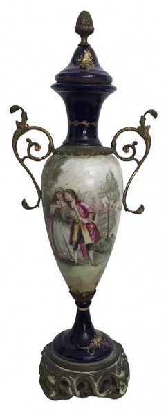 FRANÇA SÉC XIX - Antiga ânfora em porcelana de sèvres fartamente adornada à mão com cena galante pol