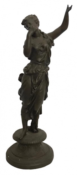EUROPA SÉC XIX -Secular escultura em pétit bronze representando figura feminina com vestes sobre bas