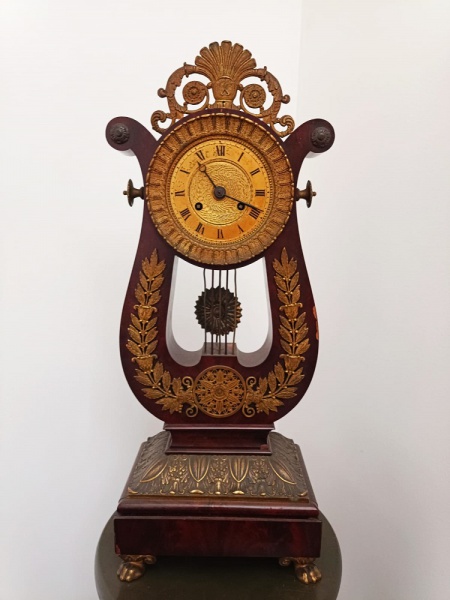 Excepcional relógio império de 1824 muito bem conservado para os seus 200 anos, necessitando apenas