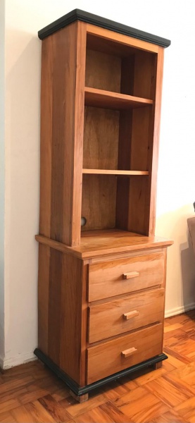 Estreita estante design em madeira maciça com 3 níveis e 3 gavetas - 180x61x47 cm.