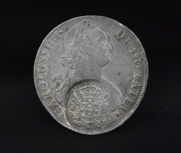 Moeda da américa espanhola de 8 Reales recunhada com brasão do Império Português com valor de face d