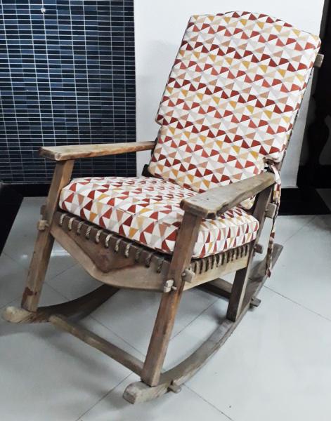 AM000, Antiga cadeira de balanço rustica, em madeira, com assento e encosto feito com cordas, medind