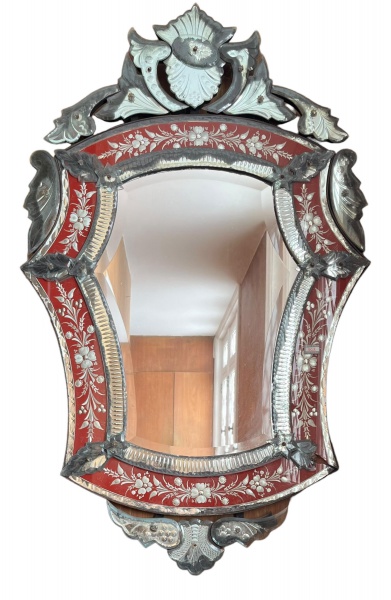 ITALIA - Palaciano espelho veneziano em cristal translúcido e vermelho adornado com lapidação floral