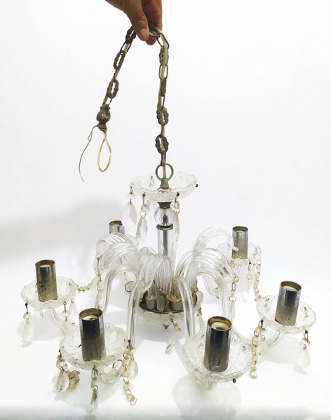 Espetacular lustre Palaciano com estrutura em cristal translúcido, para 6 lâmpadas, podendo ser ador