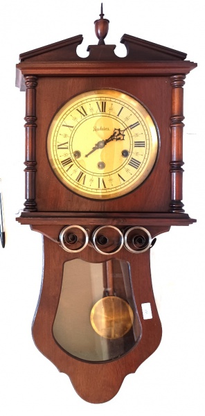 Relógio para parede da marca Reguladora carrilhão, de origem portuguesa, estrutura produzida em m