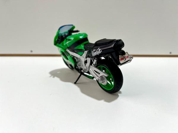 Miniatura Moto Kawasaki ZX9R verde. Escala 1/18, aprox.