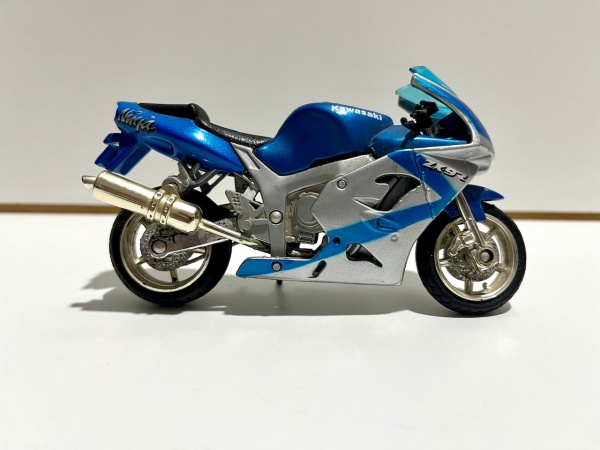 Miniatura Moto Kawasaki ZX9R prata e azul. Escala 1/18,